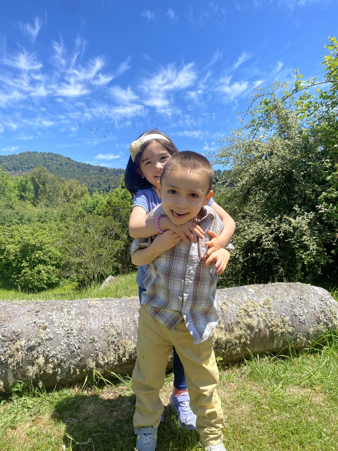 Mateo junto a su hermana Antonia